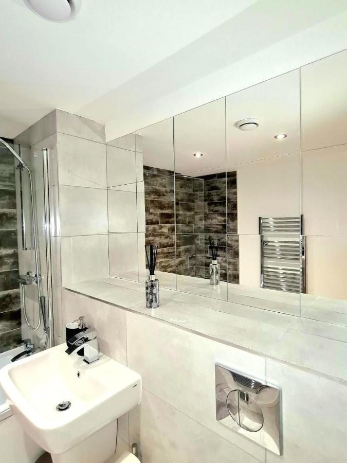 Remarkable 1-Bedroom Apartment in Salford Manchester Eksteriør billede